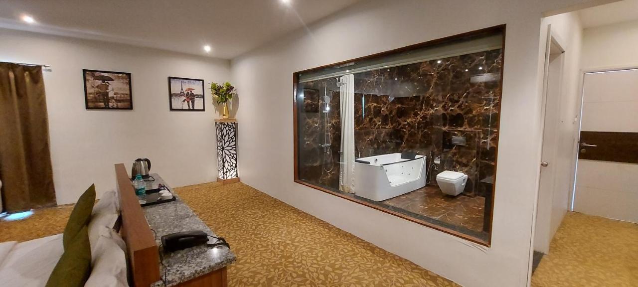The Windmill Resorts Mālvan Екстериор снимка