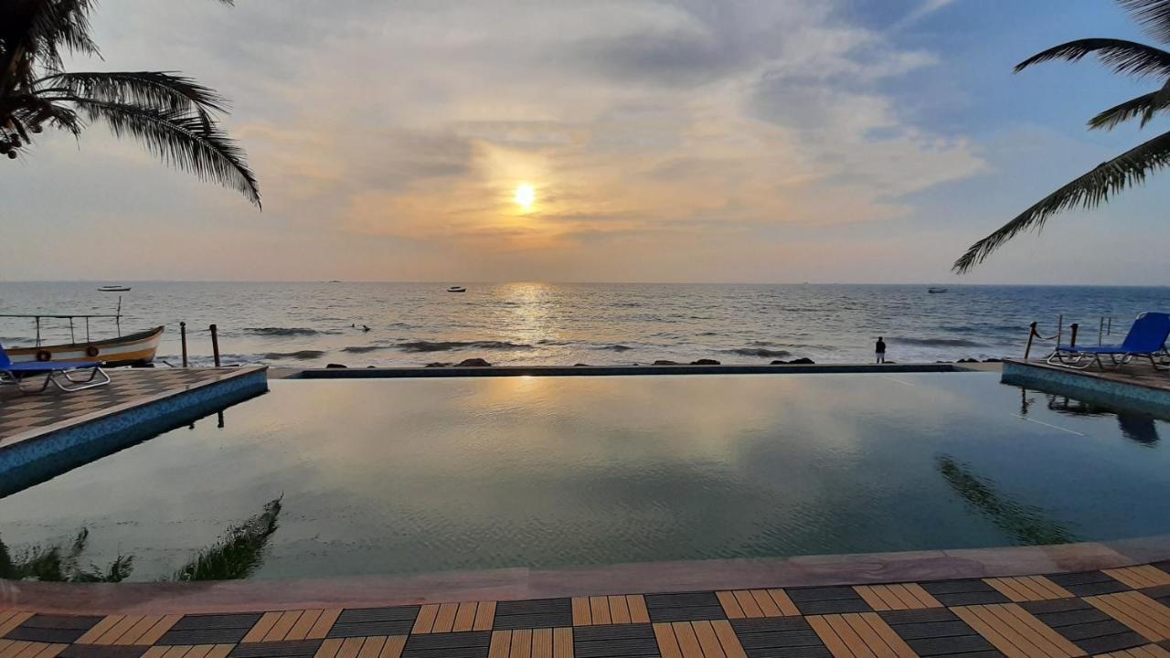 The Windmill Resorts Mālvan Екстериор снимка