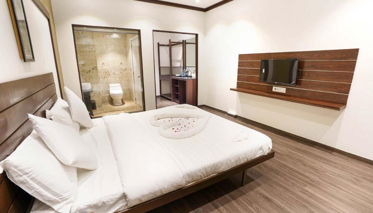 The Windmill Resorts Mālvan Екстериор снимка